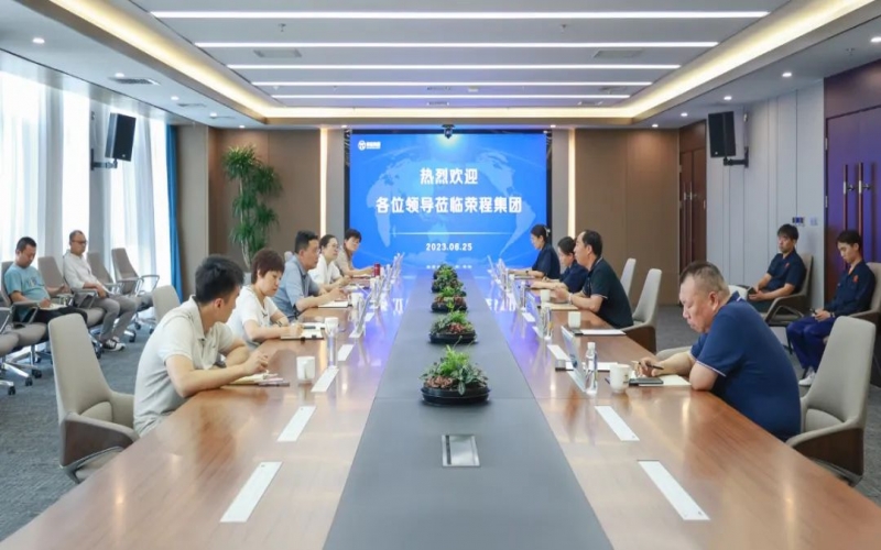 津南區(qū)副區(qū)長(zhǎng)薛彤一行到訪榮程集團(tuán)就企業(yè)生產(chǎn)運(yùn)行、科技攻關(guān)等調(diào)研服務(wù)